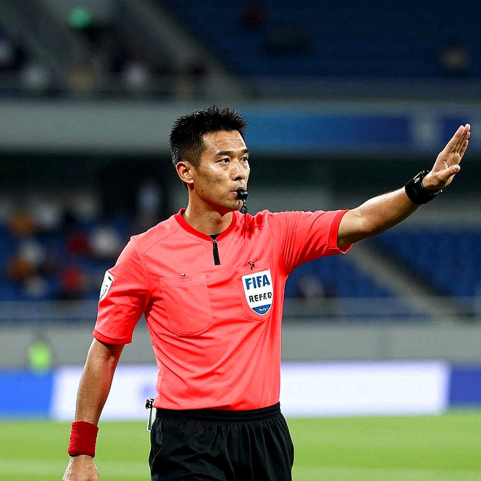 Hộ chiếu của cậu bé 15 tuổi và lỗ hổng luật FIFA mà các ông lớn đang chờ